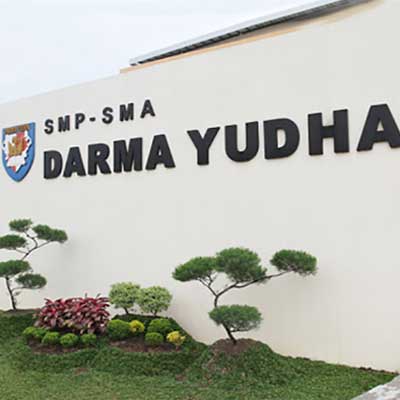 papan nama sekolah Darma Yudha